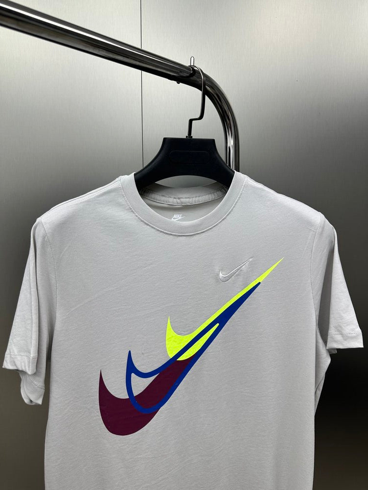 Camiseta Nike TRIPLE SWOOSH