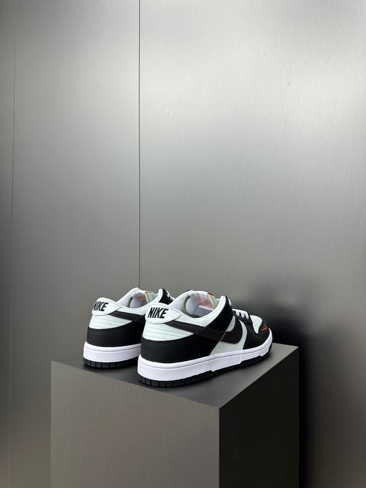 Tênis Nike Dunk SB Low Black Total Orange Mini Swoosh