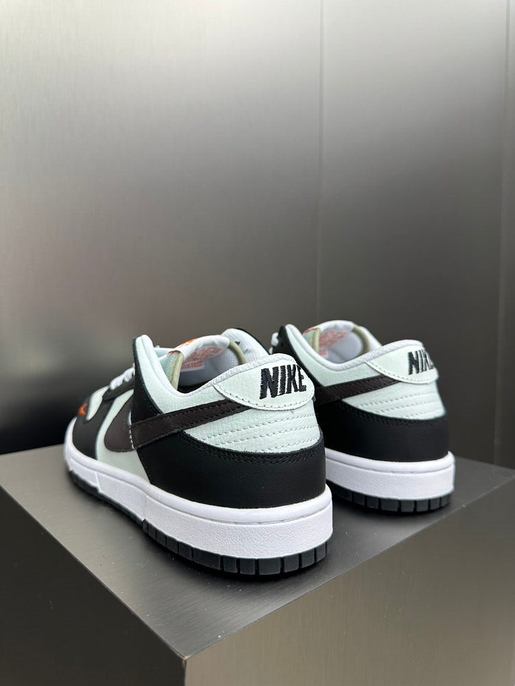 Tênis Nike Dunk SB Low Black Total Orange Mini Swoosh