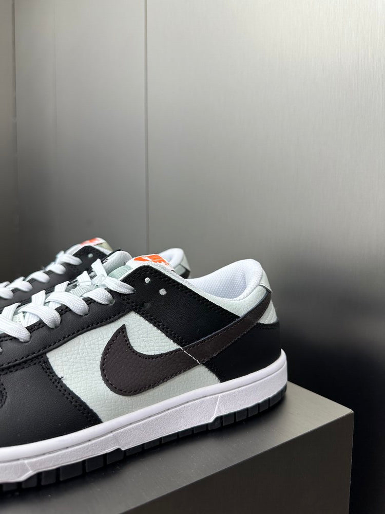 Tênis Nike Dunk SB Low Black Total Orange Mini Swoosh