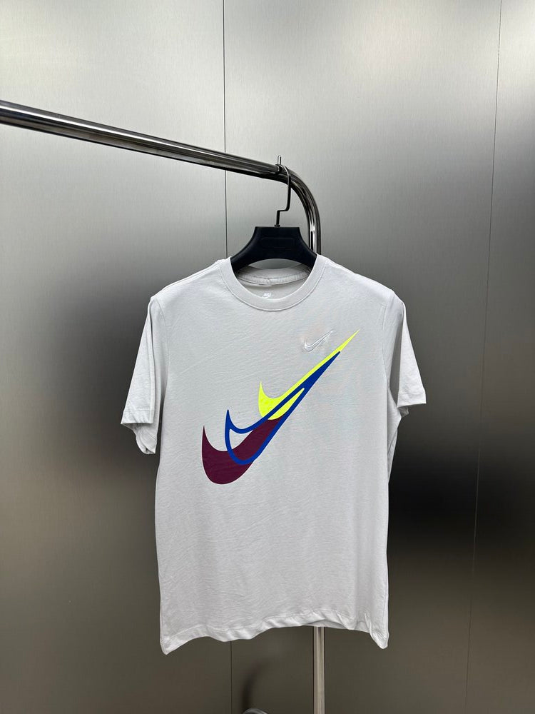 Camiseta Nike TRIPLE SWOOSH