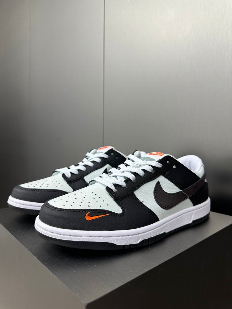 Tênis Nike Dunk SB Low Black Total Orange Mini Swoosh