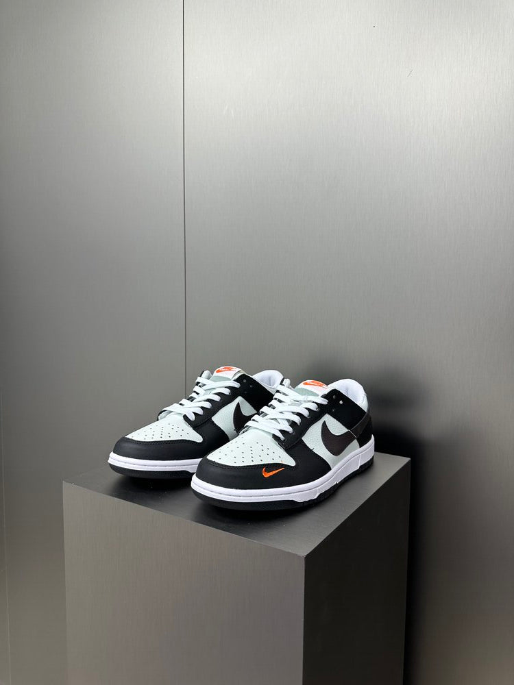 Tênis Nike Dunk SB Low Black Total Orange Mini Swoosh